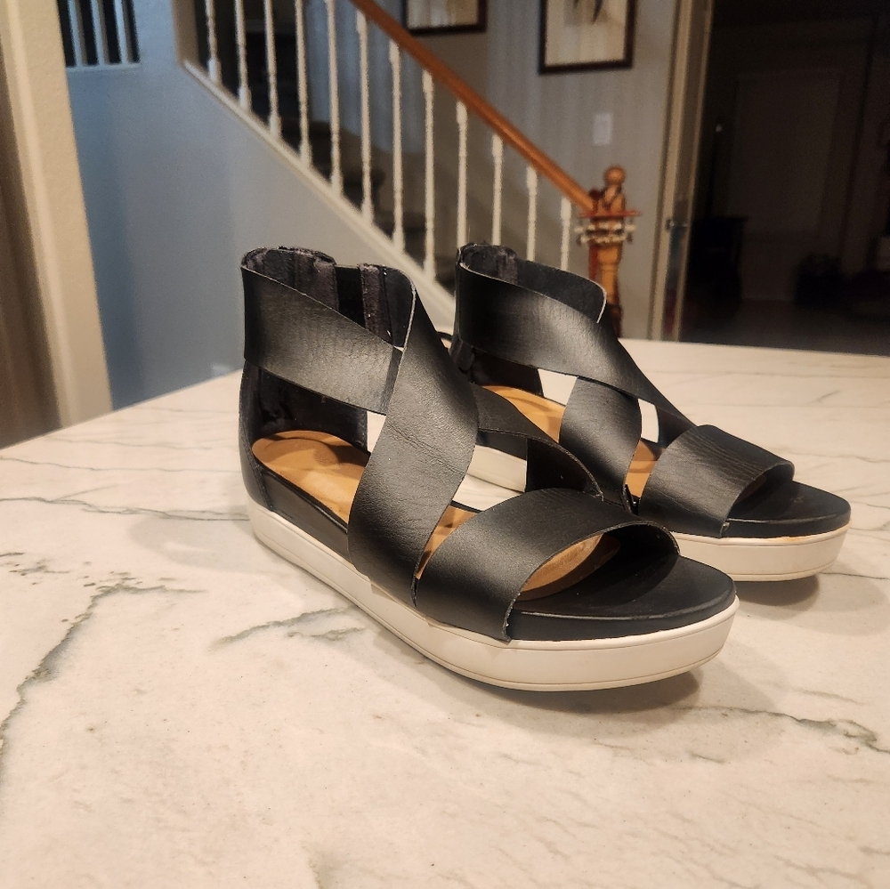 Universal Thread Sandals - Picture 2 of 11